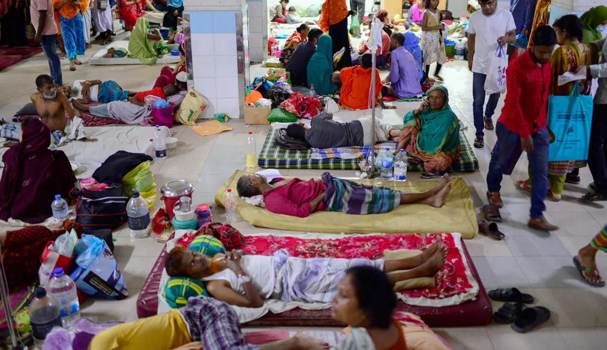 Pasien demam berdarah menerima perawatan di Mugda Medical College and Hospital, Dhaka, Bangladesh, Kamis (14/9/2023). Bangladesh sedang berjuang melawan rekor wabah demam berdarah, dan para ahli mengatakan kurangnya respons yang terkoordinasi menyebabkan lebih banyak kematian akibat nyamuk tersebut. (AP Photo/Mahmud Hossain Opu)