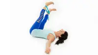Pose yoga ini akan membantu memperkuat pinggang, pinggul, perut, dan paha. (Foto: Goodhousekeeping)