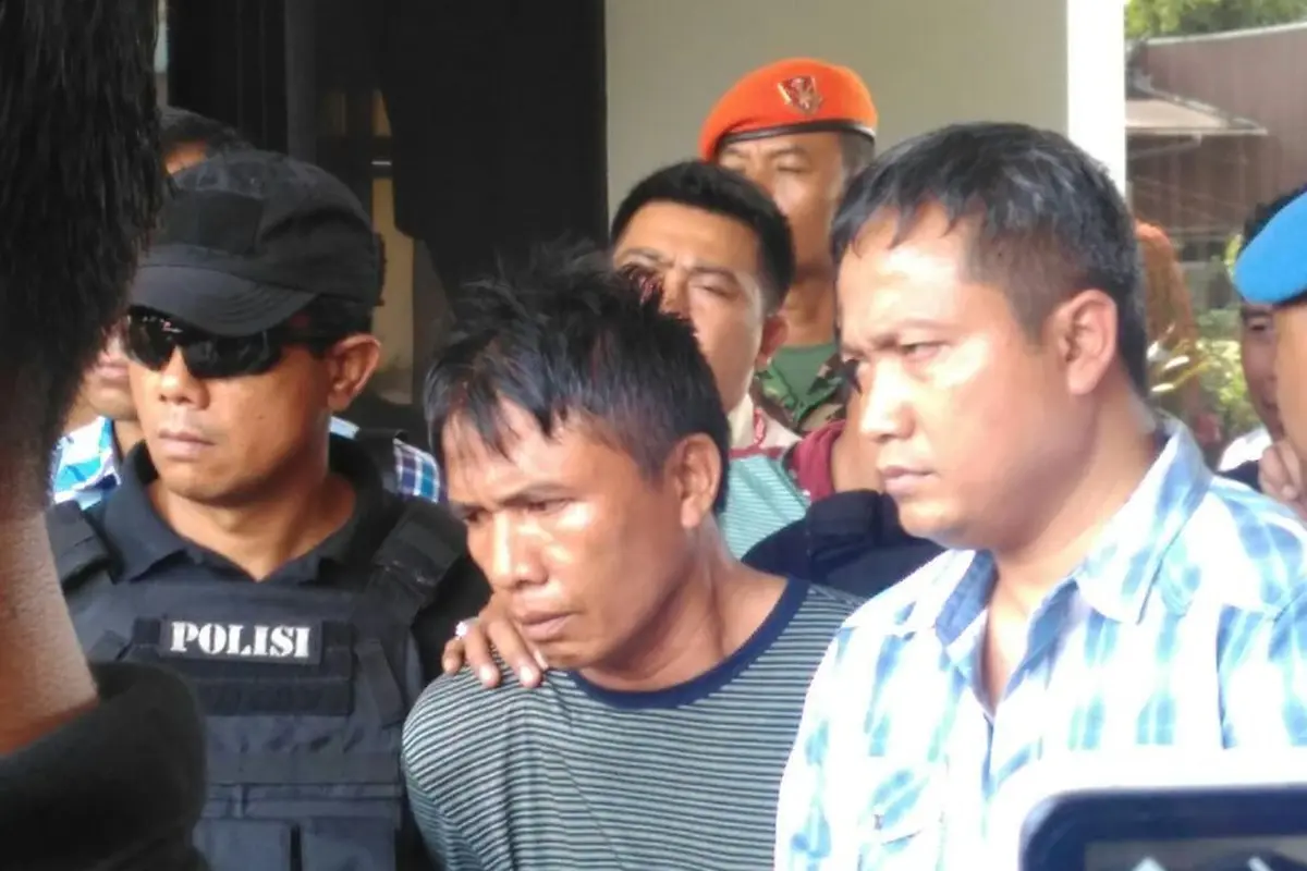 Ius Pane (tengah, kaos garis-garis) di bandara Halim Perdanakusumah
