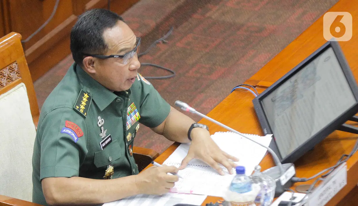 Saat ditanya awak media, calon panglima TNI tersebut mengaku siap 100 persen untuk menjalani fit and proper test di Komisi I DPR RI. (Liputan6.com/Herman Zakharia)