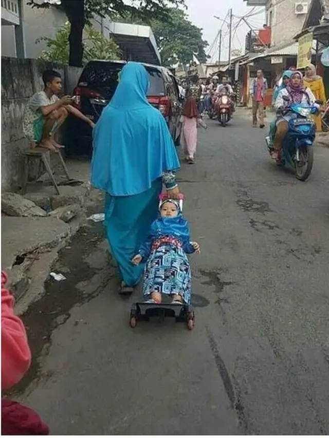 10 Kelakuan Nyeleneh Ibu-Ibu di Tempat Umum Ini Cuek Banget, Kocak