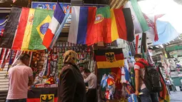 Sejumlah pembeli mencari pernak-pernik negara yang berpartisipasi pada Piala Dunia FIFA 2018 di jalan pasar di kota tua Damasku, Suriah (6/6). Piala Dunia akan digelar pada 14 Juni 2018 di Rusia. (AFP Photo/Louai Beshara)