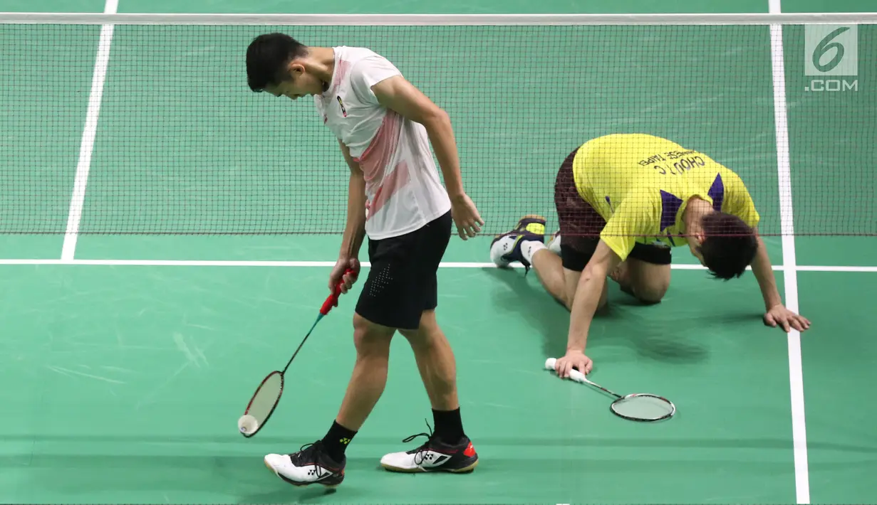 Tunggal putra Indonesia, Jonatan Christie (kiri) saat melawan pemain Chinese Taipei, Chou Tienchen di final bulutangkis perseorangan Asian Games 2018 di Istora GBK, Jakarta, Selasa (28/8). Jonatan Christie unggul 2-1. (Liputan6.com/Helmi Fithriansyah)