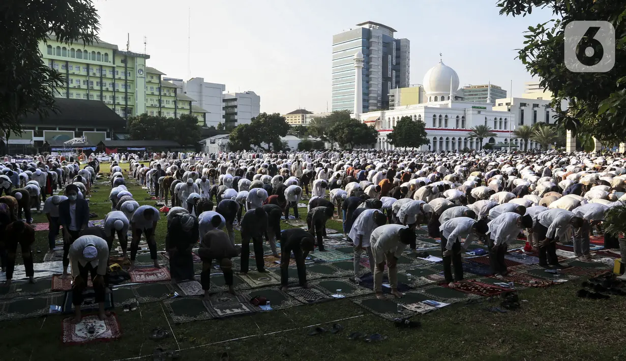 Salat Idul Adha di Tengah Pandemi: Jemaah salat Idul Adha 1441 H di Masjid Al-Azhar, Jakarta, Jumat (31/7/2020). Pelaksanaan salat Id dilakukan secara berjemaah di masjid atau lapangan dengan menerapkan protokol kesehatan, seperti mengenakan masker dan menjaga jarak. (Liputan6.com/Johan Tallo)