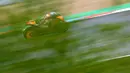 Pebalap Repsol Honda Team, Marc Marquez melaju melewati pepohonan saat sesi latihan bebas di Sirkuit Brno, (4/8/2017). Marc Marquez menjadi juara pada balapan tersebut. (AFP/Michal Cizek) 
