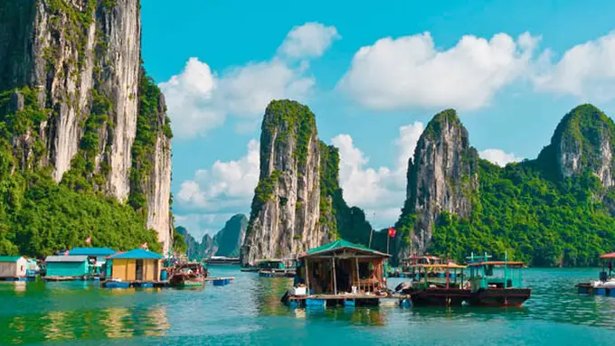 Pesona Gunung Karst di 'Halong Bay Tanpa Turis'