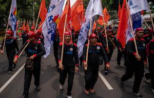 Aksi unjuk rasa untuk menuntut pemerintah menaikkan upah minimum provinsi (UMP) 2025 sebesar 8 hingga 10 persen. (JUNI KRISWANTO/AFP)