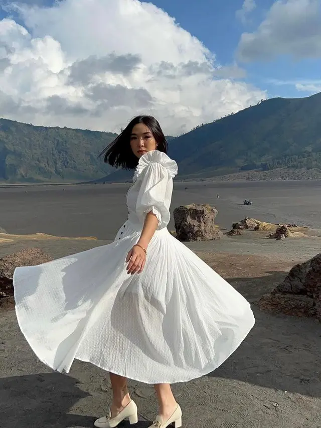 6 Gaya Gisella Anastasia Jadi Model Video Klip di Bromo, Menawan Kenakan Dress Putih dan Sepatu Hak Tinggi