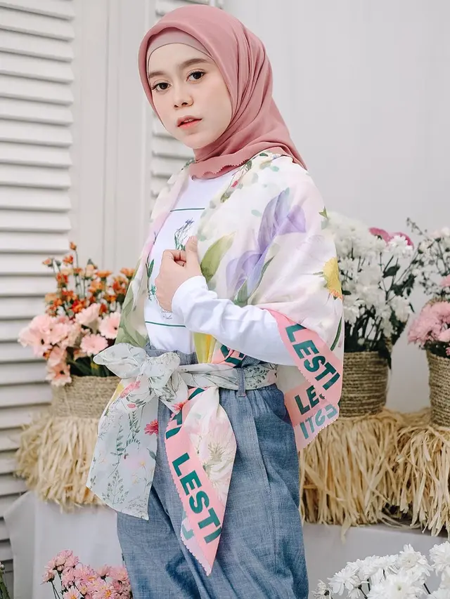 Gaya Pemotretan Lesty Kejora, Tampil Memukau Dalam Balutan Warna Pastel. (Sumber: Instagram/sidelinelabel)