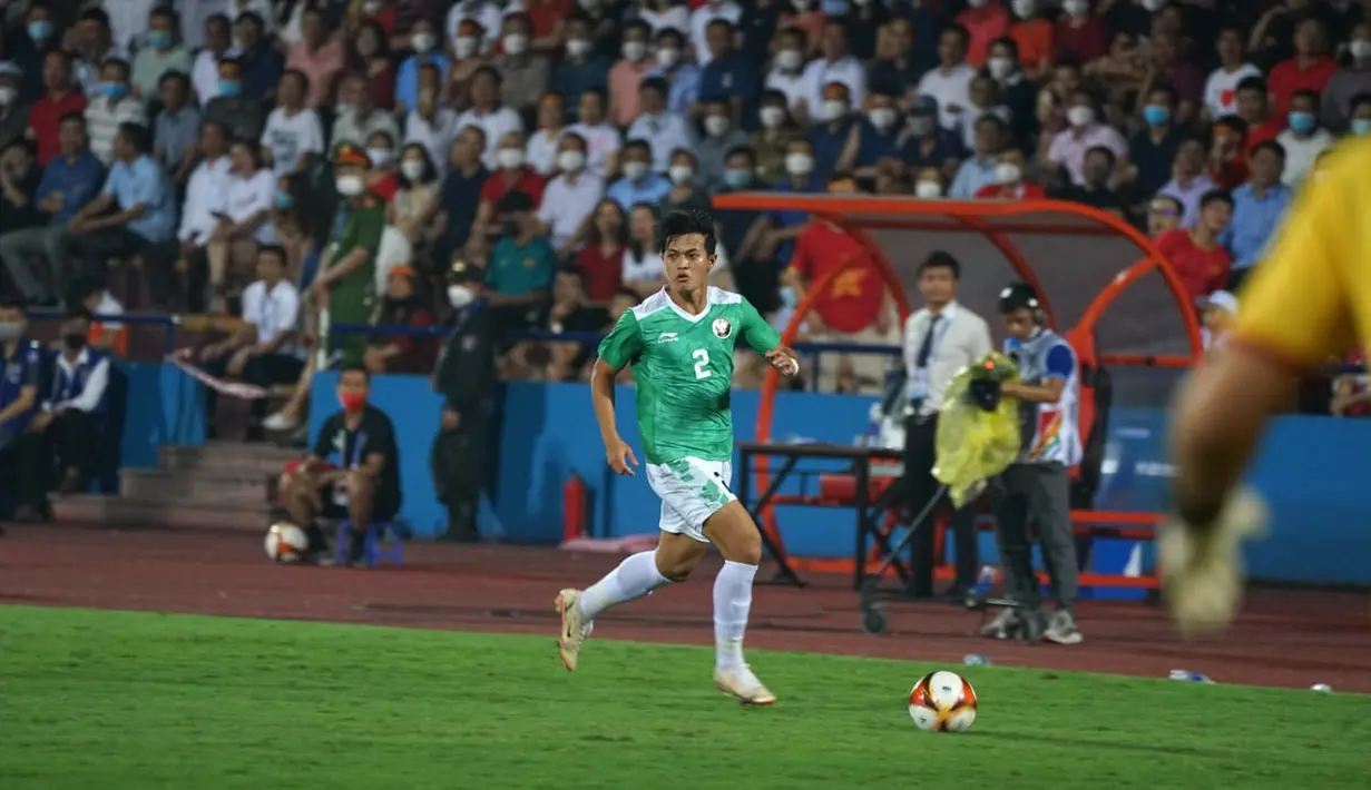 <p>Pemain Timnas Indonesia U-23 Alfeandra Dewangga Santosa menggiring bola saat melawan Timnas Vietnam U-23 pada pertandingan Grup A SEA Games 2021 di Viet Tri Stadium, Hanoi, Vietnam, Jumat (6/5/2022). Timnas Indonesia U-23 kalah 0-3. (Liputan6.com/Dok. PSSI)</p>