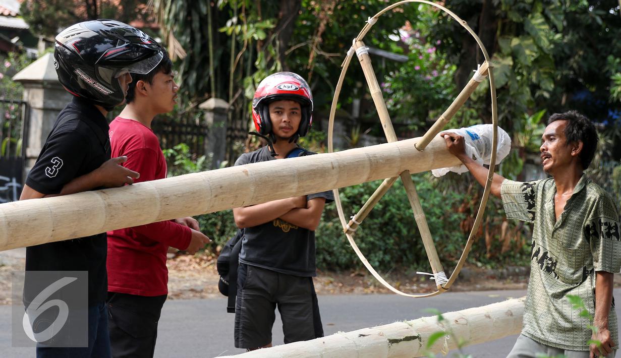 Sejumlah pembeli menawar Pohon Pinang di kawasan Manggarai, Jakarta Selatan, Senin (10/8/2015). Dalam sehari, pengrajin Pohon Pinang mampu mengerjakan 4 pohon pinang mulai dari menyerut hingga siap digunakan. (Liputan6.com/Yoppy Renato)