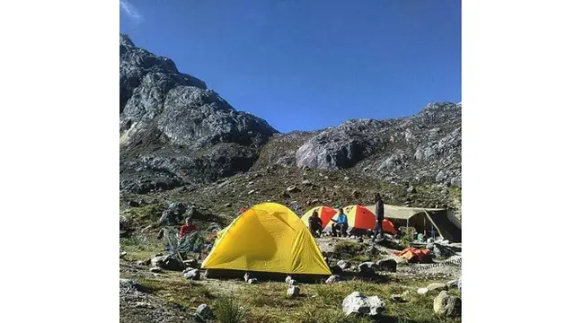Turut Berduka, Ini 6 Potret Nadine Chandrawinata Kenang Mendaki Carstensz di 2016
