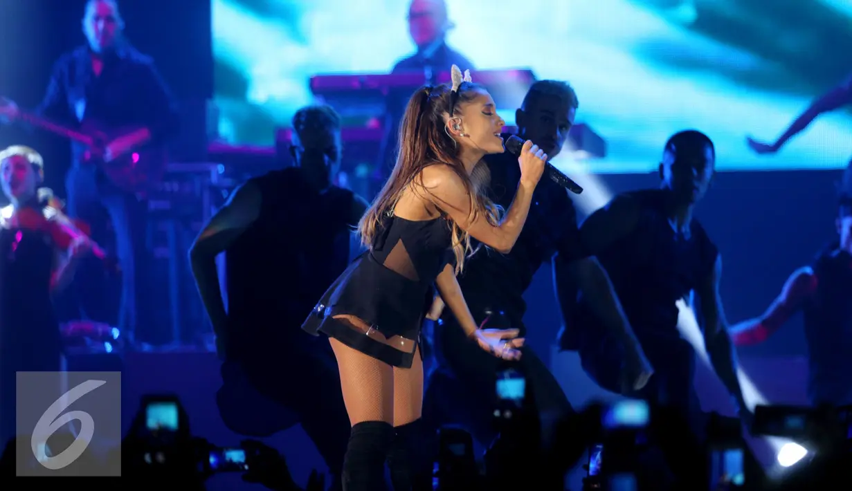 Ariana Grande jadi magnet terbesar yang menyedot animo para penggemarnya di Indonesia. Tampil dalam konser The Honeymoon Tour di JIExpo Kemayoran Hall B-C, Jakarta, Rabu (26/8/2015). (Liputan6.com/Faisal R Syam)