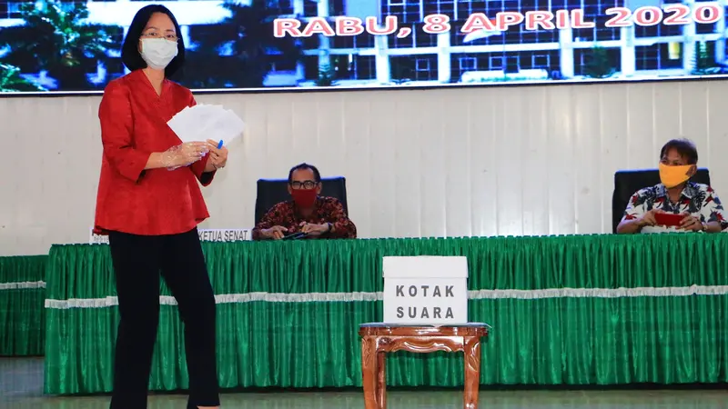 Rektor Unsrat Ellen Joan Kumaat memberikan hask suaranya pada pemilihan Dekan Fisip.