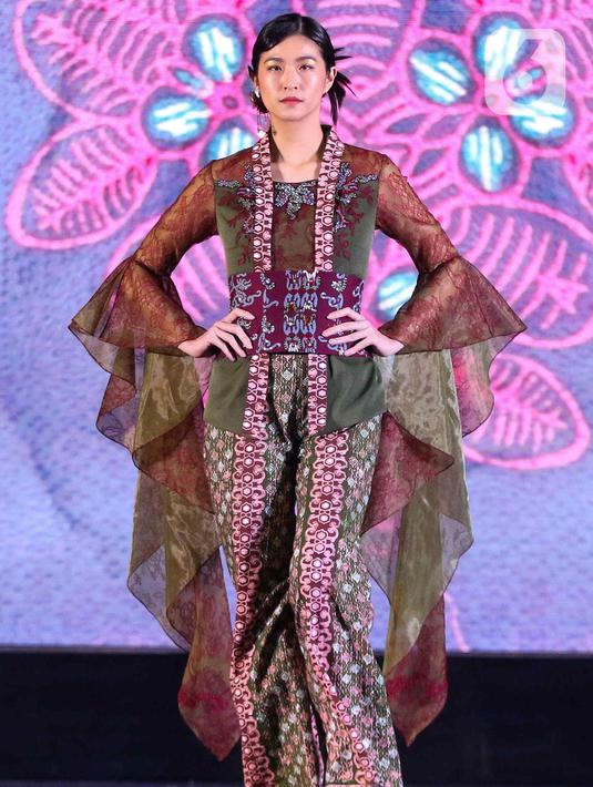 Model berpose dalam balutan busana rancangan Ferry Sunarto saat acara Cita dan Cipta Liputan6.com X Fimela dalam parade Wastra Nusantara di Hotel Shangri La, Jakarta, Rabu (31/7/2024). (Liputan6.com/Herman Zakharia)