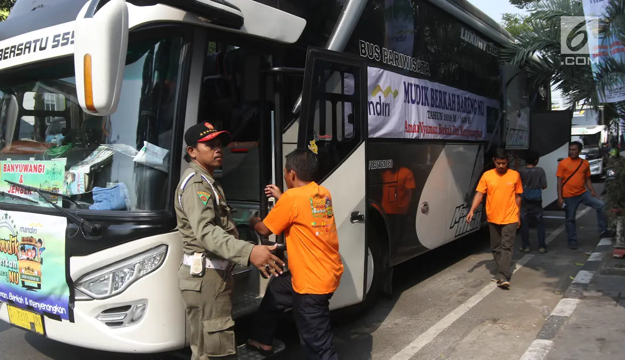 Sejumlah calon pemudik bersiap menaiki bus saat mengikuti mudik bareng NU-Bank Mandiri di Kantor PBNU, Jakarta, Sabtu (9/6). Mudik gratis ini menggunakan 50 bus yang membawa pemudik ke kampung halamannya menjelang Idul Fitri. (Liputan6.com/Arya Manggala)