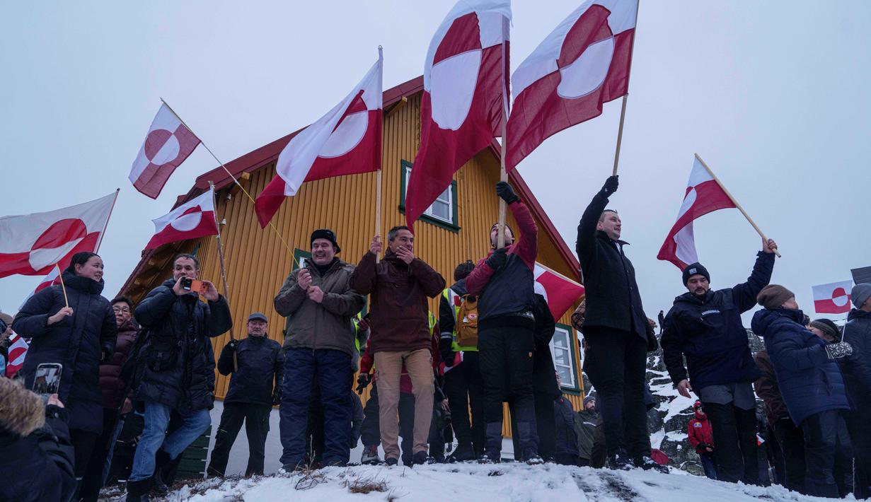 Warga berdemonstrasi menentang kebijakan Presiden Amerika Serikat (AS), Donald Trump, terhadap Greenland di depan konsulat AS di Nuuk, Sabtu 17 Januari 2026. Ambisi Presiden Amerika Serikat (AS), Donald Trump, untuk mengambil alih Greenland memicu gelombang protes. (AP Photo/Evgeniy Maloletka)