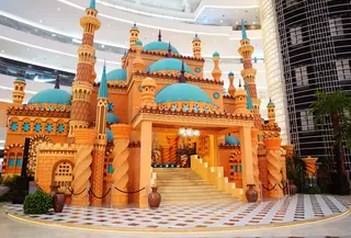 Tak sekadar dekorasi, The Sacred Ascent menjadi simbol perjalanan batin, tentang naik, bertumbuh, dan mendekatkan diri pada makna yang lebih dalam. [Dok/Senayan City]