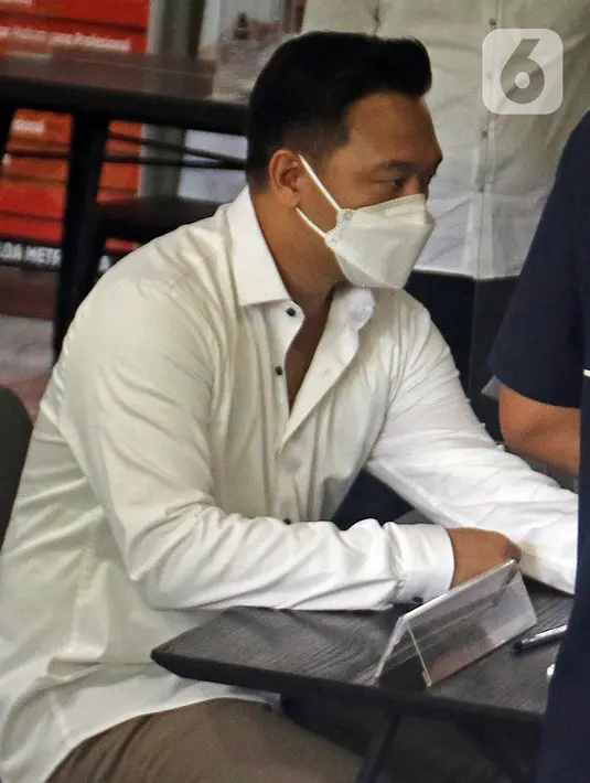 Michael Yukinobu Defretes atau Nobu saat melakukan rapid test di Ditreskrimsus Polda Metro Jaya, Jakarta, Senin (4/1/2021). Nobu menjalani pemeriksaan sebagai tersangka dalam kasus video syur bersama Gisella Anastasia atau Gisel. (Liputan6.com/Herman Zakharia)
