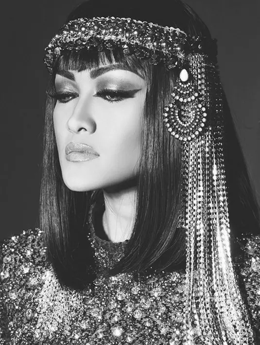 Julia Perez tampil ala Cleopatra, putri legendaris dari Mesir. Namun tak sedikit dari para fans yang berpendapat jika dalam foto ini Jupe mirip penyanyi asal California, US, Katy Perry. (Photo : Instagram)