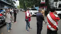 Warga berhamburan usai terjadi gempa di kawasan Polda Metro Jaya, Jakarta, Jumat (14/1/2022). Menurut BMKG, sumber gempa berada pada kedalaman 10 kilometer. (Liputan6.com/Faizal Fanani)