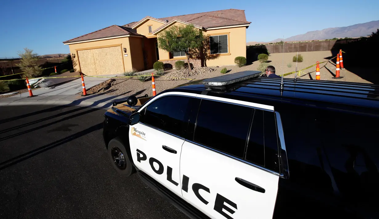 Sebuah mobil Kepolisian Mesquite terparkir di depan rumah pelaku penembakan Las Vegas, Stephen Paddock (64), di Mesquite, Nevada, Senin (2/10). Paddock diketahui merupakan mantan akuntan yang kaya raya. (AP Photo/Chris Carlson)
