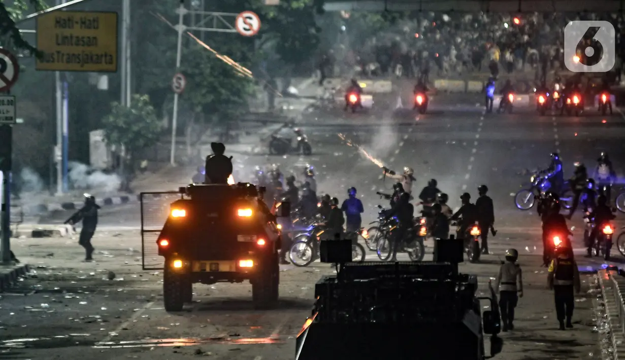 Aparat kepolisian berupaya membubarkan massa di kawasan Harmoni, Jakarta, Kamis (8/10/2020). Polisi berhasil membubarkan unjuk rasa ricuh yang dilakukan massa penolak UU Cipta Kerja dengan tembakan gas air mata dan watercanon. (merdeka.com/Iqbal S. Nugroho)