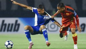 Bek kanan Persib Bandung, Eliano Reijnders mendapatkan tarikan dari winger Selangor FC, Faisal Halim dalam laga ketiga Grup G AFC Champions League 2 2025/2026 di Stadion Gelora Bandung Lautan Api, Bandung, Kamis (23/10/2025). (Dok. Persib).