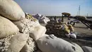Karung kapas yang dipanen disortir setelah tiba di pabrik kapas di bawah kendali pemerintahan Kurdi Suriah di pedesaan Raqa di Suriah utara (20/9/2022). (AFP/Delil Souleiman)
