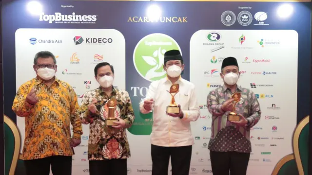 Badan Amil Zakat Nasional (BAZNAS) RI berhasil meraih tiga penghargaan sekaligus dalam ajang TOP CSR Awards 2021 yang diselenggarakan oleh Majalah Top Business.
