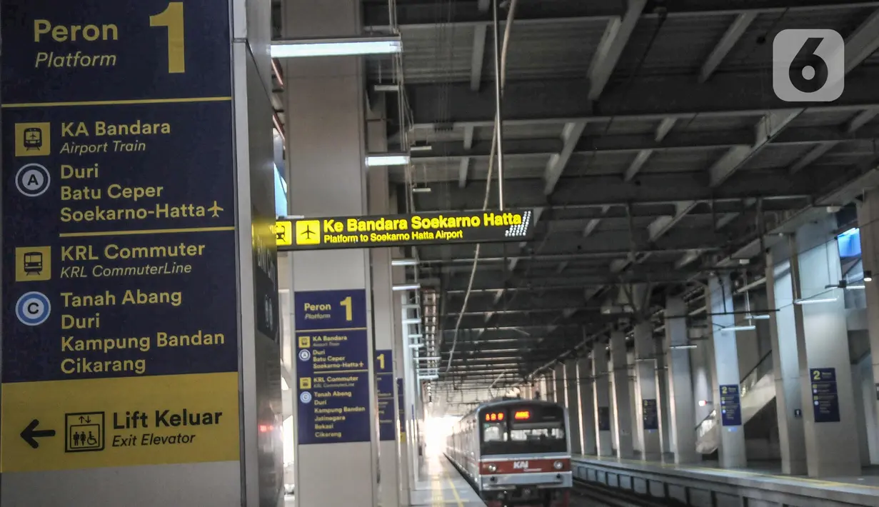 Rangkaian KRL saat melintas di Stasiun BNI City, Dukuh Atas, Jakarta Pusat, Senin (25/7/2022). PT Kereta Commuter Indonesia (KCI) berencana menjadikan Stasiun BNI City yang sebelumnya khusus melayani penumpang kereta Bandara Soekarno-Hatta untuk pemberhentian KRL seiring akan dinonaktifkannya Stasiun Karet. (merdeka.com/Iqbal S Nugroho)