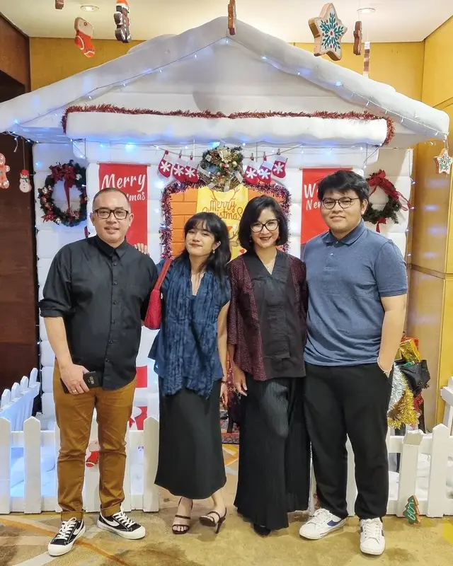 Potret harmonis 6 keluarga seleb beda agama rayakan Natal ini bikin adem lihatnya