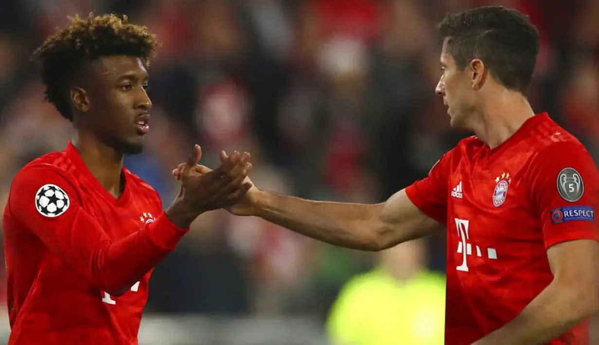 Pemain Bayern Munchen, Kingsley Coman bersama Robert Lewandowski merayakan gol ke gawang Red Star Belgrade pada laga Liga Champions di Red Star Belgrade, Rabu (18/9/2019). Bayern Munchen menang 3-0. (AP/Matthias Schrader)