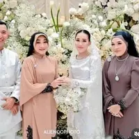 Di momen pertunangan, Ayu Ting Ting mengusung konsep melayu pada busana yang dikenakan. Terlihat dirinya, ibunda, dan calon mertua mengenakan baju model kurung. [@aliencophoto]