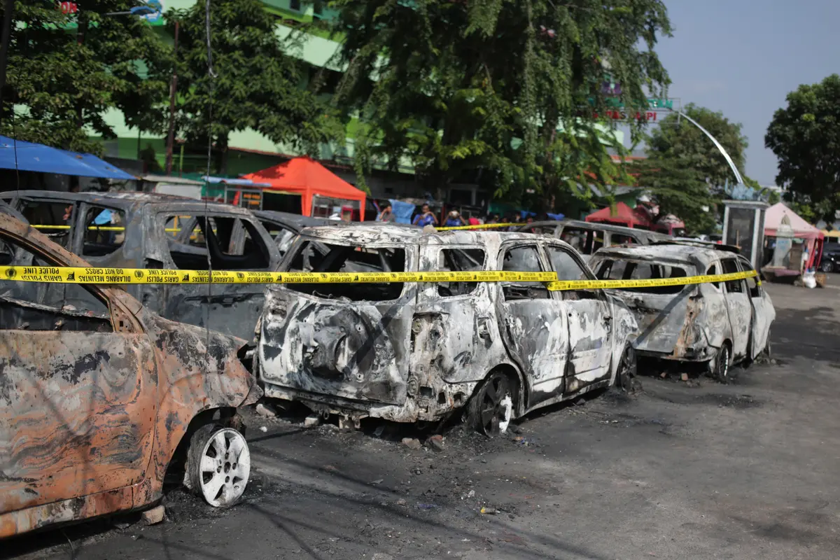 Belasan Mobil di Petamburan Hangus Terbakar