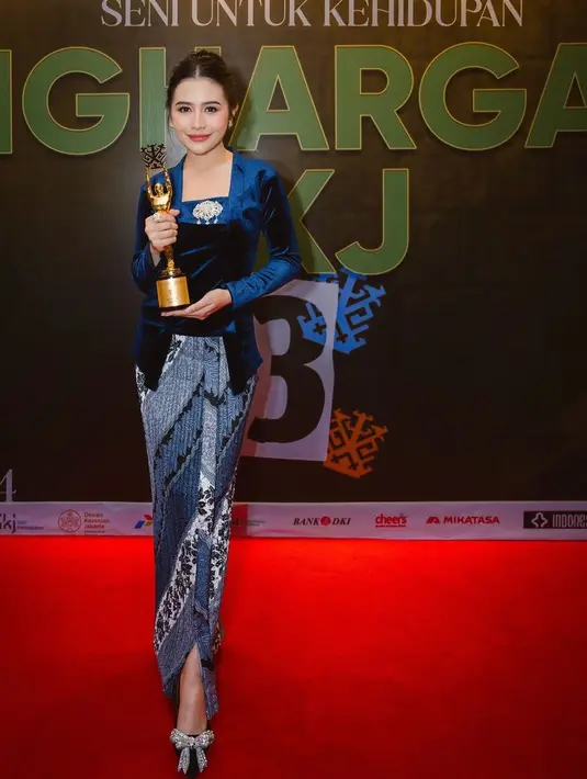 Prilly Latuconsina baru saja menerima penghargaan, ia pun mengenakan kebaya velvet warna biru pekat senada dengan bawan kain batik lilit. [@prillylatuconsina96]