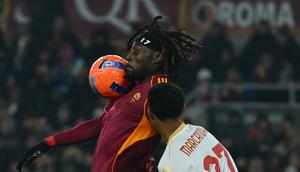 Gelandang AS Roma, Manu Kone (kiri), mengontrol bola di depan bek Genoa Alessandro Marcandalli (kanan), dalam pertandingan sepak bola Serie A Italia antara AS Roma dan Genoa di Stadion Olimpico, Roma, pada 29 Desember 2025. (Filippo Monteforte / AFP)