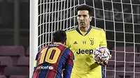 Striker Barcelona, Lionel Messi, berdiri dihadapan kiper Juventus, Gianluigi Buffon, pada laga Liga Champions di Stadion Camp Nou, Rabu (9/12/2020). Aksi La Pulga tersebut karena merasa frusatsi gagal membobol gawang Buffon. (AFP/Josep Lago)