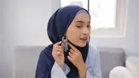 Hijab manfaatkan anting sebagai aksesori. (dok. screenshot Vidio @Liputan6.com)