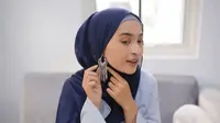 Tutorial Hijab Simpel dengan Aksesori Anting
