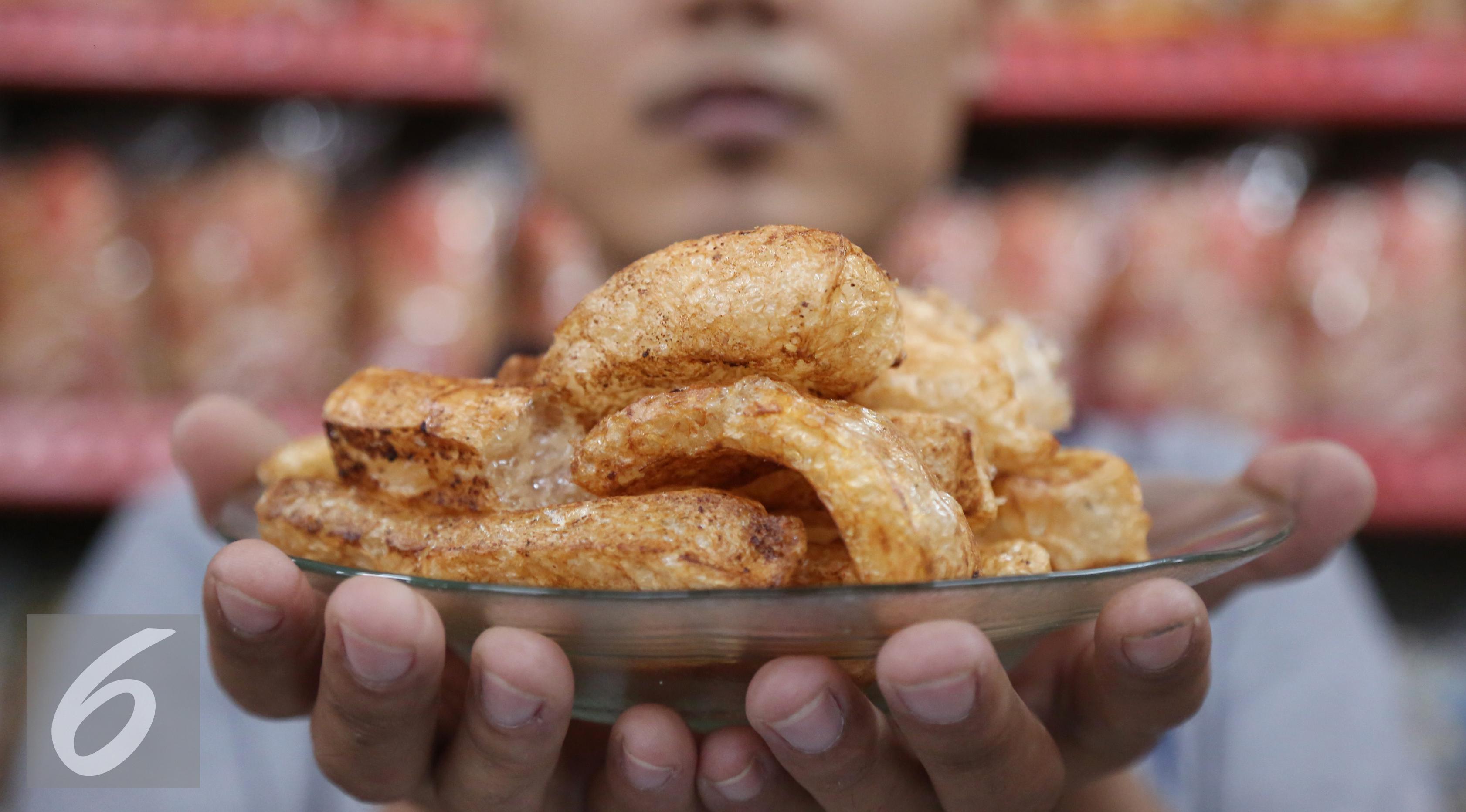 Kerupuk rambak atau biasa dikenal kerupuk kulit ini adalah salah satu dari makanan khas Cirebon. Teksturnya yang berongga dan rasa gurih asinnya membuat lidah bergoyang. Foto diambil pada Senin (13/7/2015). (Liputan6.com/Herman Zakharia)  