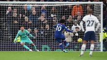Winger Chelsea, Willian, kala mengeksekusi penalti ke gawang Tottenham Hotspur dalam laga pekan ke-18 Liga Inggris, Minggu (22/12/2019) (Foto: Chelsea FC)