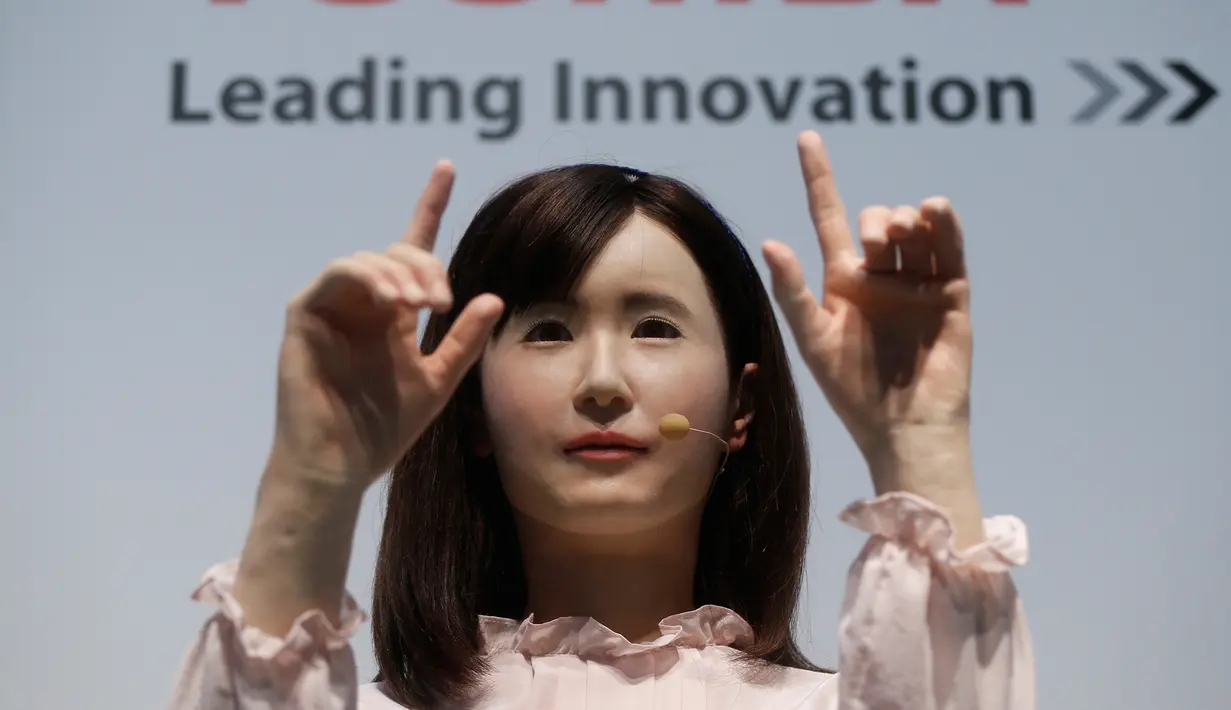  Toshiba Corp menunjukkan robot humanoid Ms. Aiko Chihira yang dapat menggunakan bahasa isyarat dan memperkenalkan dirinya di Combined Exhibition of Advanced Technologies ( CEATEC ) JEPANG 2014 di Chiba ,Tokyo, 7 Oktober 2014. (REUTERS/Issei Kato)