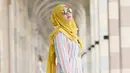 Saat menjalankan ibadah umrah, Vicky Shu tampil manis dengan mengenakan hijab berwarna kuning dan baju bermotif garis-garis. (foto: instagram.com/vickyshu)