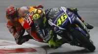 Pembalap Yamaha MotoGP Valentino Rossi (depan) saat beradu cepat dengan saingan terberatnya pembalap Honda Marc Marquez selama Grand Prix Inggris di sirkuit Silverstone (30/8/2015). Valentino Rossi finis pertama di seri ke-12 ini. (REUTERS/Darren Staples)