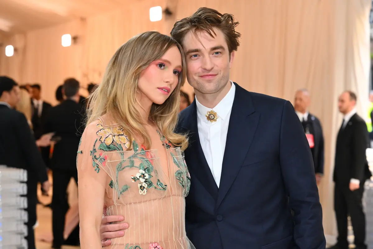 Suki Waterhouse dan Robert Pattinson