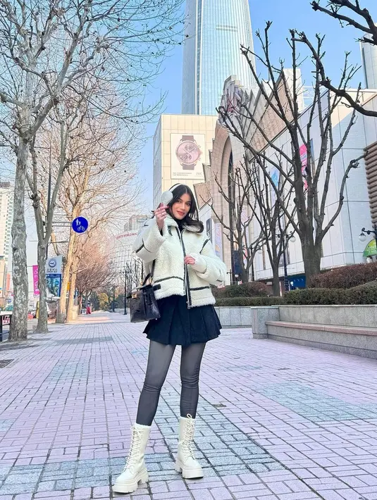 <p>Sabrina juga menunjukkan tampilan yang trendy lewat padu padan wool jacket, mini skirt, sepatu boots, dan earmuff. [@sabrinachairunnisa_]</p>
