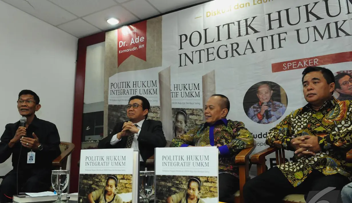 Direktur Utama Perum Jamkrindo Diding S Anwar (kiri) menjadi pembicara dalam bedah buku "Politik Hukum Integratif UMKM", Jakarta, Senin (29/9/2014) (Liputan6.com/Andrian M Tunay)