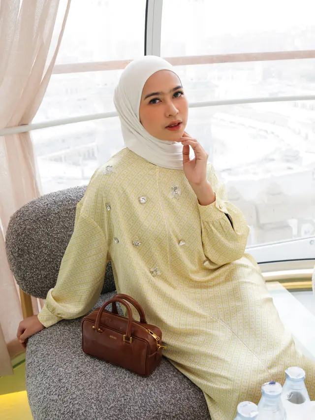 Tren Modestwear Monokrom, Abaya Kini Hadir Lebih Modern dan Versatile untuk Berbagai Momen