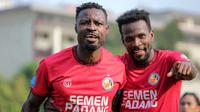 Selebrasi pemain Semen Padang, Kenneth Ngwoke (kiri) bersama rekannya, Cornelius Stewart setelah menjebol gawang PSS Sleman melalui eksekusi penalti pada laga pekan ke-3 BRI Liga 1 2024/2025 di Lapangan STIK-PTIK, Jakarta Selatan, Senin (26/8/2024). (Bola.com/Bagaskara Lazuardi)